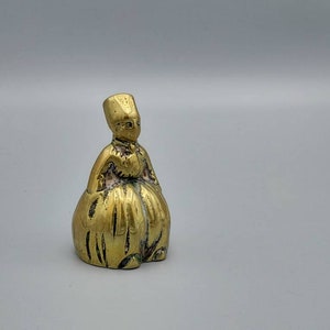 Campana de mano de latón antiguo en miniatura, sin timbre interior