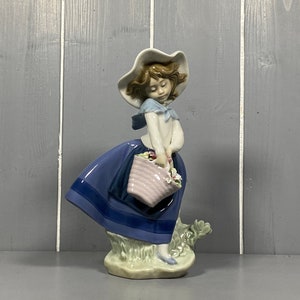 Lladro Pretty Pickings Flower Girl, Spanish Porcelain Figurine, 17.6cm Small Damage.