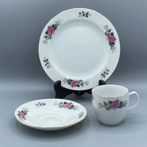 Trio, tasse, soucoupe, assiette à gâteau. Ensemble de tasses à thé