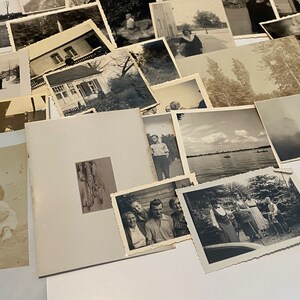 Puede incluir: Una colecci&oacute;n de fotograf&iacute;as antiguas en blanco y negro, algunas con personas, otras con paisajes y otras con edificios. Las fotos est&aacute;n dispuestas en una pila, algunas superpuestas.