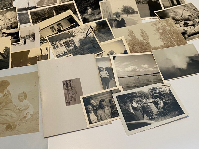 Puede incluir: Una colecci&oacute;n de fotograf&iacute;as antiguas en blanco y negro, algunas con personas, otras con paisajes y otras con edificios. Las fotos est&aacute;n dispuestas en una pila, algunas superpuestas.