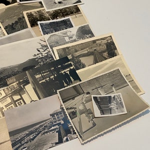 Puede incluir: Una colecci&oacute;n de fotograf&iacute;as antiguas en blanco y negro, algunas con un aspecto descolorido, que muestran varias escenas, incluyendo un edificio con la palabra "ELEND" en la fachada, un grupo de personas de pie frente a un edificio y una vista desde un barco.