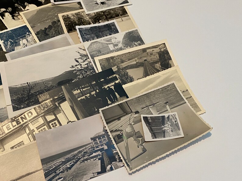 Puede incluir: Una colecci&oacute;n de fotograf&iacute;as antiguas en blanco y negro, algunas con un aspecto descolorido, que muestran varias escenas, incluyendo un edificio con la palabra "ELEND" en la fachada, un grupo de personas de pie frente a un edificio y una vista desde un barco.