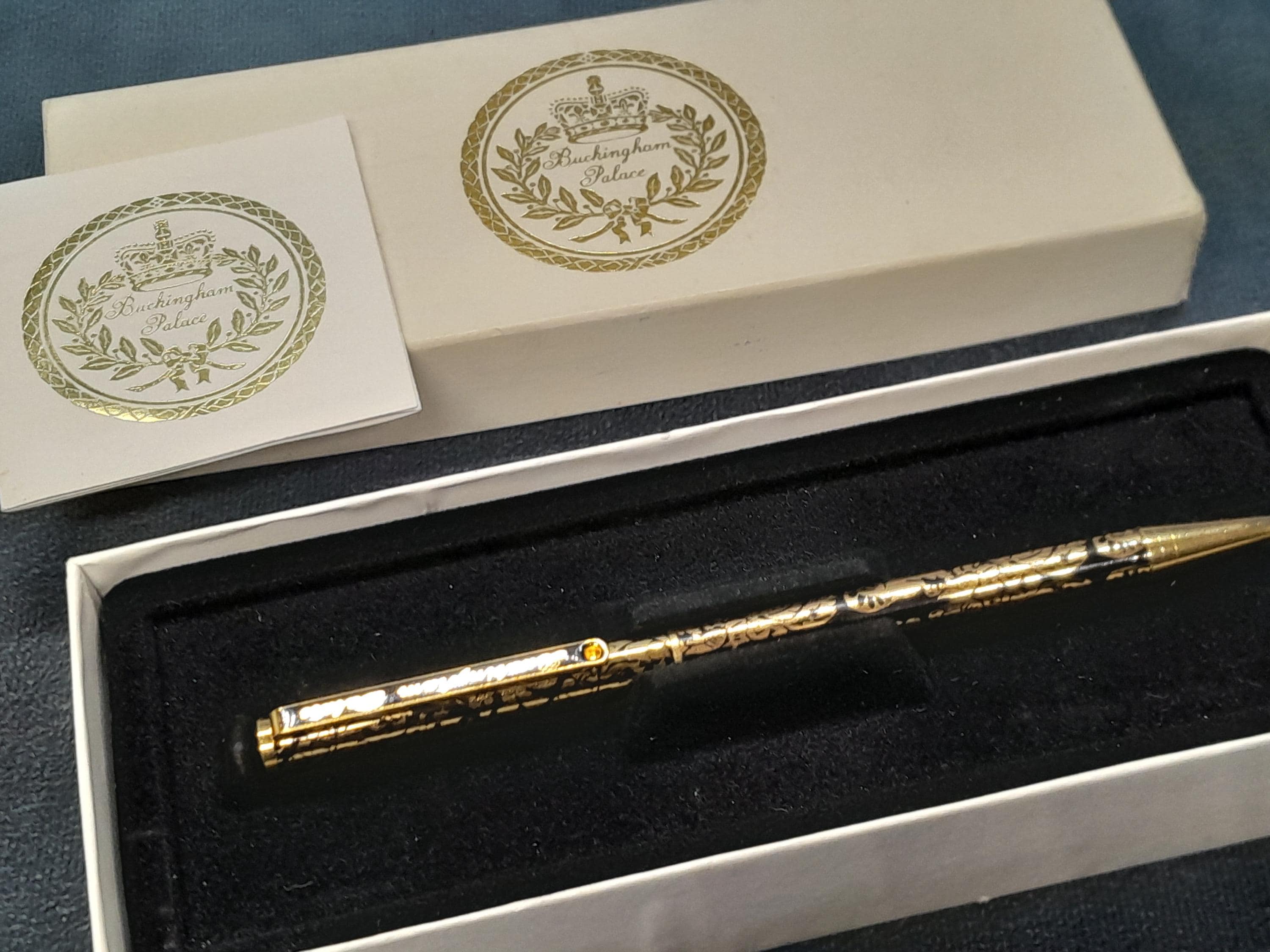 【英国王室コレクション】BUCKINGHAM PALACE 時計付きケース il_fullxfull.7241417658_4faf.jpg