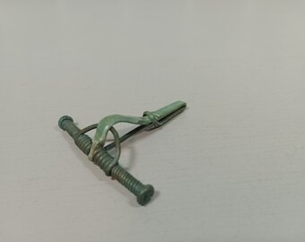 希少な古代ローマの青銅製斧フィブラ（ブローチ）200～400年 - Etsy 日本