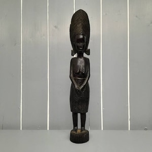 手彫りの木製アフリカ部族芸術女性置物 35.6 cm