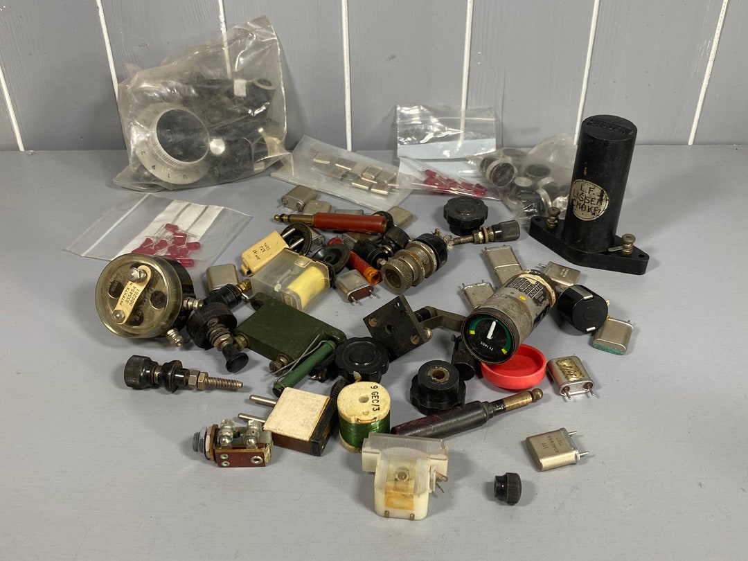 Aprrox 1kg of Vintage Radio / Television / Test Equipment Knobs