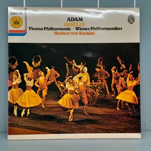 Puede incluir: Una portada de disco de vinilo vintage que muestra una actuación de ballet de "Adam Giselle" por la Orquesta Filarmónica de Viena, dirigida por Herbert von Karajan.