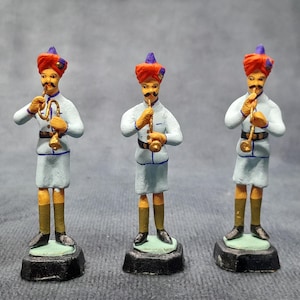 Beeldjes Indiase militaire marchingband, 3 gipsen handgeschilderde figuren ca 1950-60