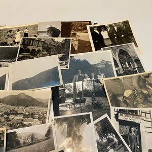 Lotto di 50 fotografie casuali assortite in bianco e nero, seppia, foto vintage immagine 6