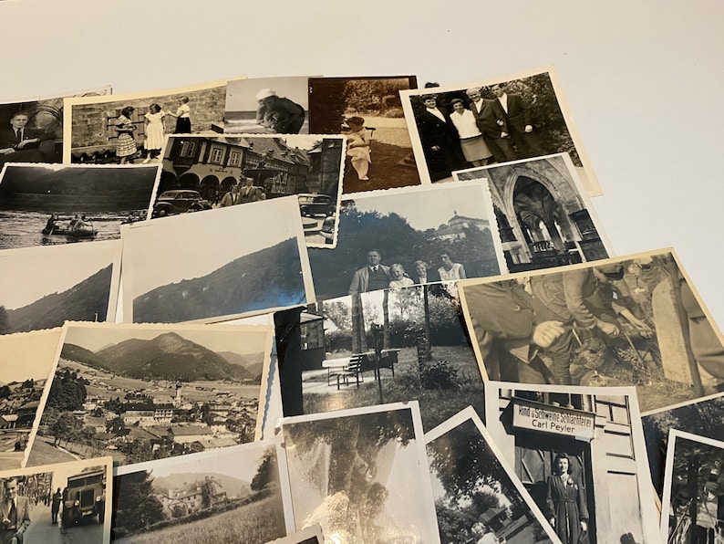 Lotto di 50 fotografie casuali assortite in bianco e nero, seppia, foto vintage immagine 6