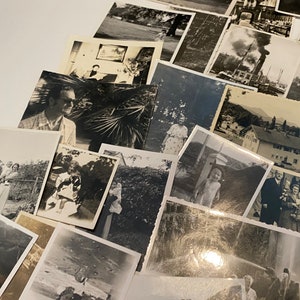 Lotto di 50 fotografie casuali assortite in bianco e nero, seppia, foto vintage immagine 8