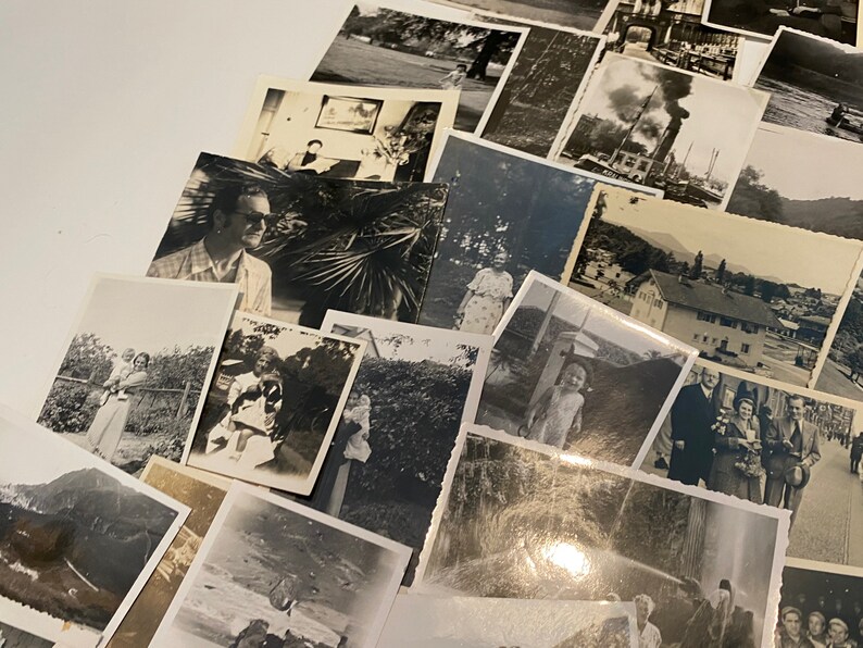 Lotto di 50 fotografie casuali assortite in bianco e nero, seppia, foto vintage immagine 8