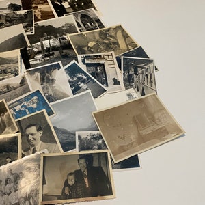 Lotto di 50 fotografie casuali assortite in bianco e nero, seppia, foto vintage immagine 7