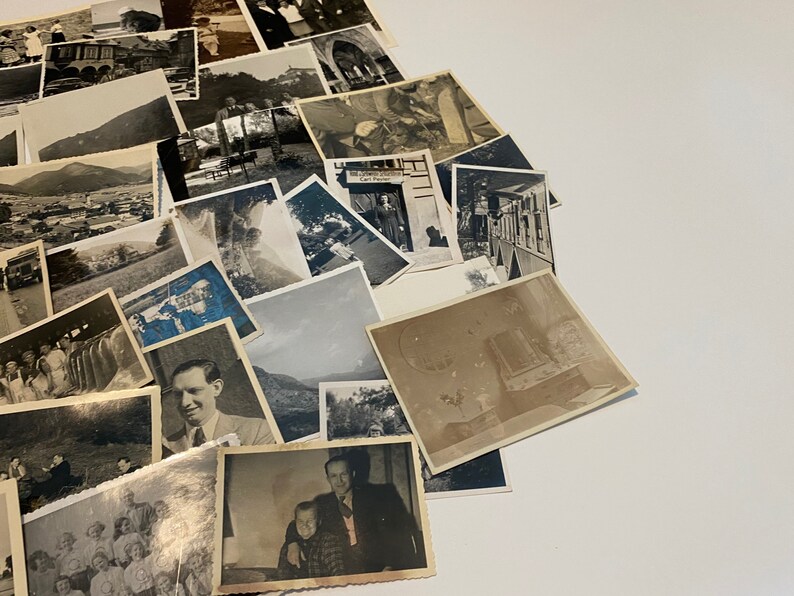 Lotto di 50 fotografie casuali assortite in bianco e nero, seppia, foto vintage immagine 7