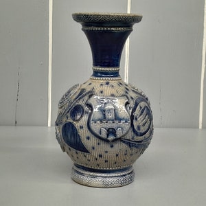 Wazon Westerwald German Pottery Made, krótki, podniesiony, wzorzysty wazon - 12,3 cm