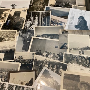 K&ouml;nnte beinhalten: Eine Sammlung von alten Schwarzwei&szlig;fotos, einige mit Personen, einige mit Landschaften und einige mit Geb&auml;uden. Die Fotos sind in zuf&auml;lliger Reihenfolge angeordnet und alle in gutem Zustand.