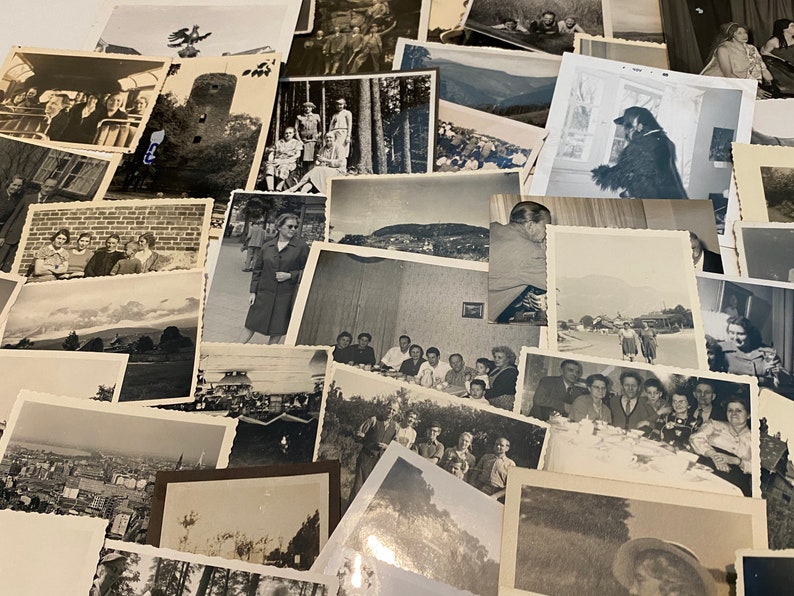 K&ouml;nnte beinhalten: Eine Sammlung von alten Schwarzwei&szlig;fotos, einige mit Personen, einige mit Landschaften und einige mit Geb&auml;uden. Die Fotos sind in zuf&auml;lliger Reihenfolge angeordnet und alle in gutem Zustand.