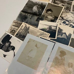 Puede incluir: Una pila de fotograf&iacute;as antiguas en blanco y negro, algunas con bordes descoloridos, que muestran varias escenas, incluyendo personas, paisajes y edificios.