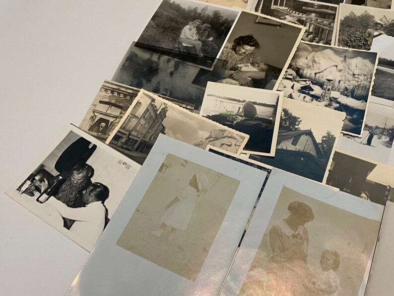Puede incluir: Una pila de fotograf&iacute;as antiguas en blanco y negro, algunas con bordes descoloridos, que muestran varias escenas, incluyendo personas, paisajes y edificios.