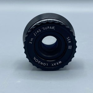 Pu&ograve; includere: Un obiettivo Wray London da 2 in. f/14.5 "Supar" Serie III nero.