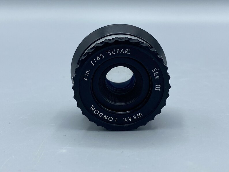 Pu&ograve; includere: Un obiettivo Wray London da 2 in. f/14.5 "Supar" Serie III nero.