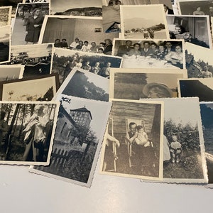 K&ouml;nnte beinhalten: Eine Sammlung von alten Schwarzwei&szlig;fotos, einige mit Personen, einige mit Landschaften und einige mit Geb&auml;uden. Die Fotos sind in zuf&auml;lliger Reihenfolge angeordnet und alle in gutem Zustand.