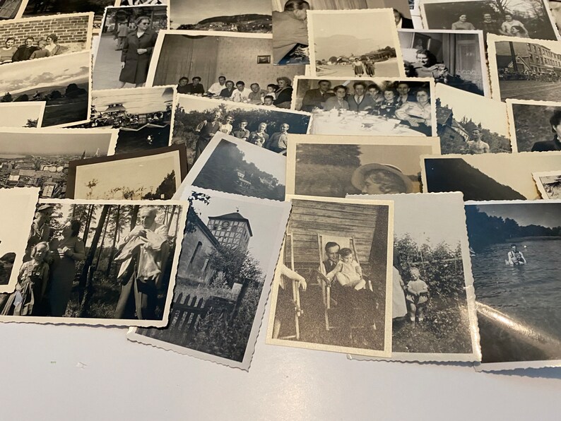 K&ouml;nnte beinhalten: Eine Sammlung von alten Schwarzwei&szlig;fotos, einige mit Personen, einige mit Landschaften und einige mit Geb&auml;uden. Die Fotos sind in zuf&auml;lliger Reihenfolge angeordnet und alle in gutem Zustand.