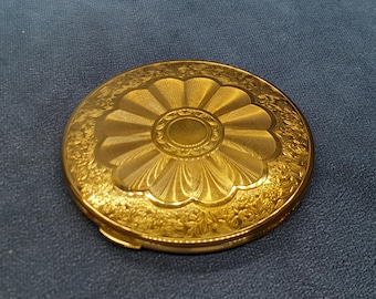 Espejo compacto Kigu vintage de los años 50/60 con estuche dorado y diseño dorado. Accesorio de tocador retro fabricado en Inglaterra.