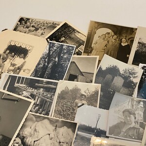 Puede incluir: Una colecci&oacute;n de fotograf&iacute;as antiguas en blanco y negro, algunas con personas, otras con paisajes y otras con edificios. Las fotos est&aacute;n dispuestas en una pila, algunas superpuestas.