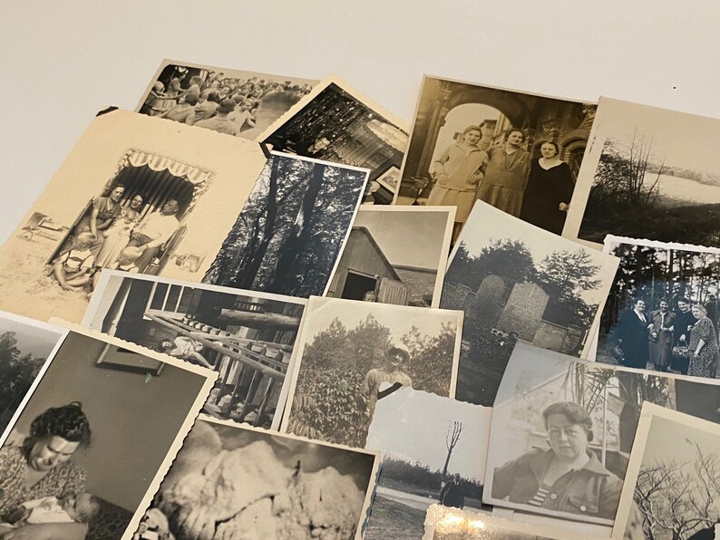 Puede incluir: Una colecci&oacute;n de fotograf&iacute;as antiguas en blanco y negro, algunas con personas, otras con paisajes y otras con edificios. Las fotos est&aacute;n dispuestas en una pila, algunas superpuestas.
