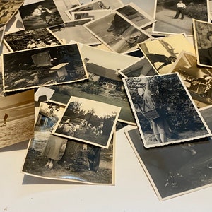 K&ouml;nnte beinhalten: Ein Stapel alter Schwarzwei&szlig;fotos, einige mit Personen, einige mit Landschaften und einige mit Geb&auml;uden. Die Fotos sind in zuf&auml;lliger Reihenfolge angeordnet und haben alle unterschiedliche Gr&ouml;&szlig;en.