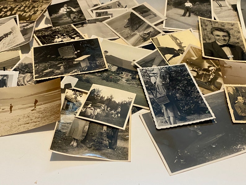 K&ouml;nnte beinhalten: Ein Stapel alter Schwarzwei&szlig;fotos, einige mit Personen, einige mit Landschaften und einige mit Geb&auml;uden. Die Fotos sind in zuf&auml;lliger Reihenfolge angeordnet und haben alle unterschiedliche Gr&ouml;&szlig;en.