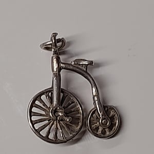 Berloque vintage de prata esterlina, berloque de pulseira de prata, berloque de triciclo de 3 cm