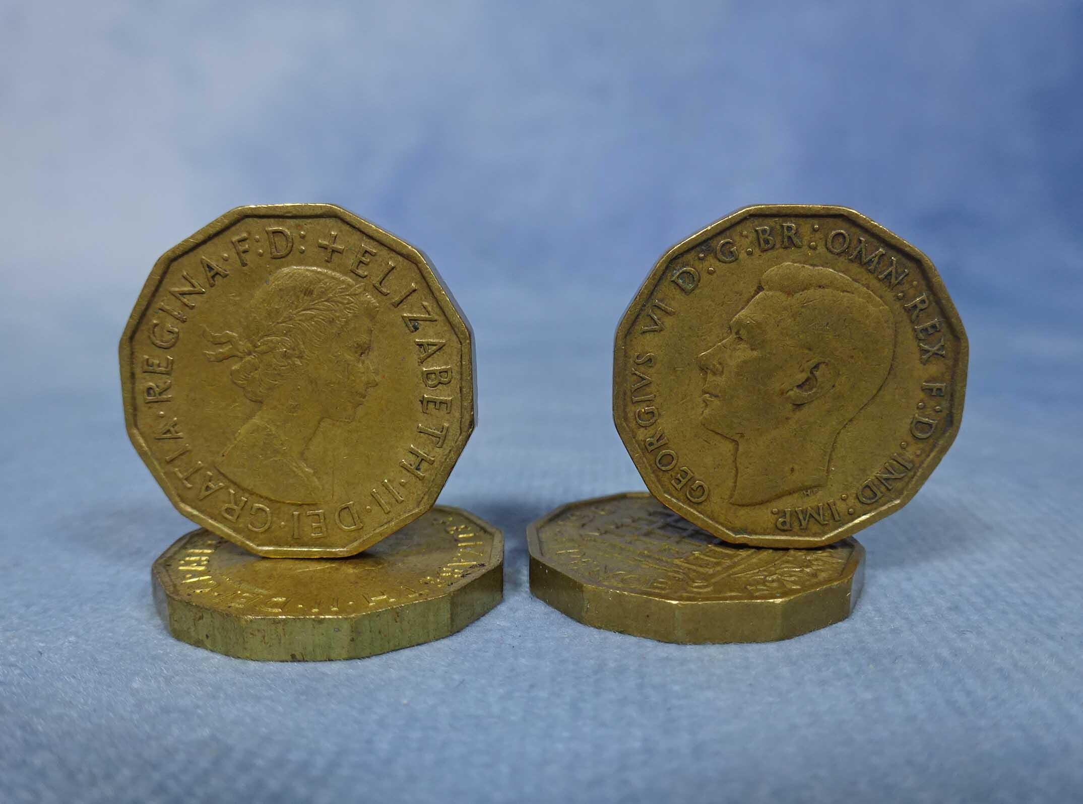 1943年から1961年にかけて流通した3ペンス硬貨9枚。国王ジョージ6世1枚