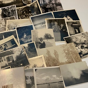 Puede incluir: Una colecci&oacute;n de fotograf&iacute;as antiguas en blanco y negro, algunas con personas, otras con paisajes y edificios. Las fotos est&aacute;n dispuestas en una pila, algunas superpuestas.