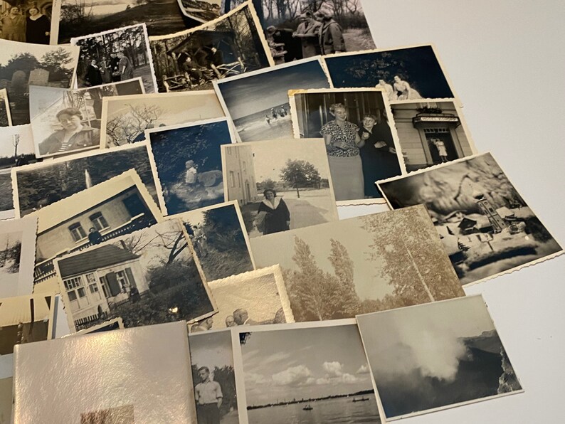 Puede incluir: Una colecci&oacute;n de fotograf&iacute;as antiguas en blanco y negro, algunas con personas, otras con paisajes y edificios. Las fotos est&aacute;n dispuestas en una pila, algunas superpuestas.
