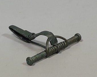 希少な古代ローマの青銅製斧フィブラ（ブローチ）200～400年 - Etsy 日本
