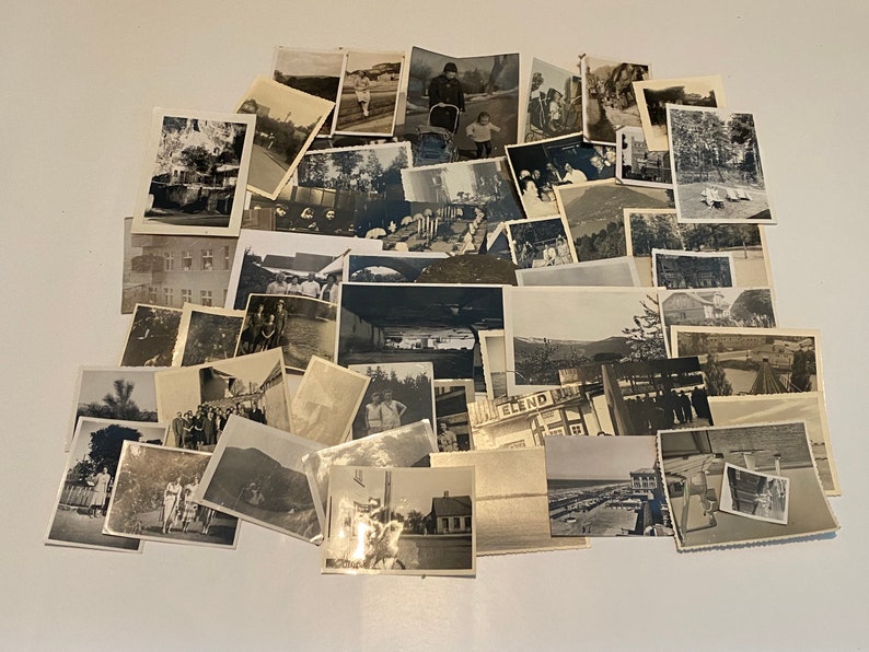 Puede incluir: Una colecci&oacute;n de fotograf&iacute;as antiguas en blanco y negro, algunas con personas, otras con paisajes y otras con edificios. Las fotos est&aacute;n dispuestas de forma aleatoria sobre una superficie blanca.