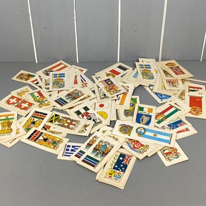 Sammlung von 150 Vintage Zigarettenkarten, Flaggen und Emblemen der Welt.