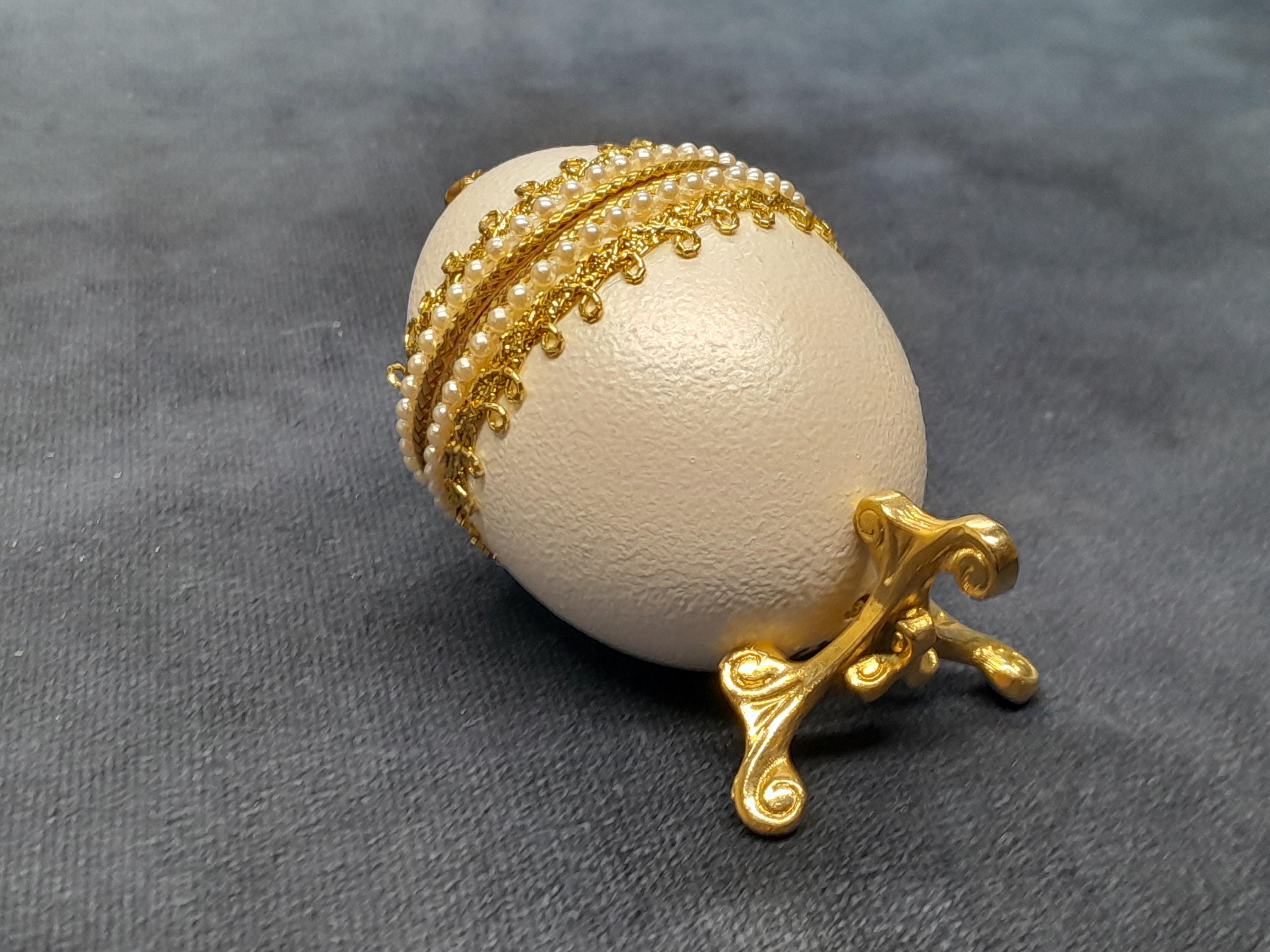 ファベルジェの有名な卵からインスピレーションを得た、スタンドに固定