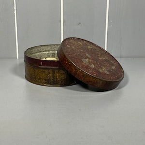 使い込まれたビンテージの金属製収納缶。