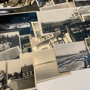 Puede incluir: Una colecci&oacute;n de fotograf&iacute;as en blanco y negro, algunas con texto escrito a mano, incluyendo "ELEND" en un edificio. Las fotos representan diversas escenas, incluyendo personas, edificios y paisajes.