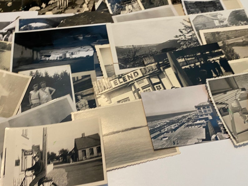 Puede incluir: Una colecci&oacute;n de fotograf&iacute;as en blanco y negro, algunas con texto escrito a mano, incluyendo "ELEND" en un edificio. Las fotos representan diversas escenas, incluyendo personas, edificios y paisajes.