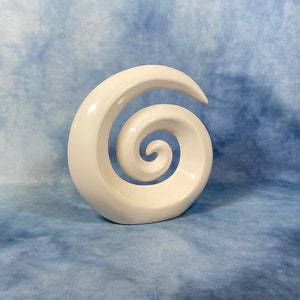 Puede incluir: Escultura de cerámica blanca en forma de espiral, de diseño abstracto y moderno.