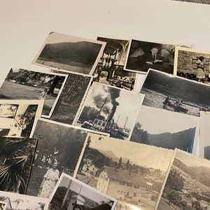 Lotto di 50 fotografie casuali assortite in bianco e nero, seppia, foto vintage immagine 3