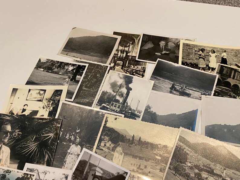 Lotto di 50 fotografie casuali assortite in bianco e nero, seppia, foto vintage immagine 3
