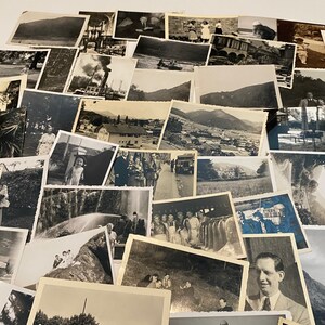 Lotto di 50 fotografie casuali assortite in bianco e nero, seppia, foto vintage immagine 4