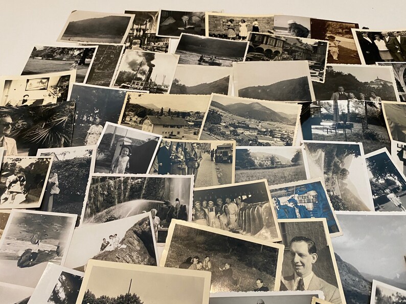 Lotto di 50 fotografie casuali assortite in bianco e nero, seppia, foto vintage immagine 4
