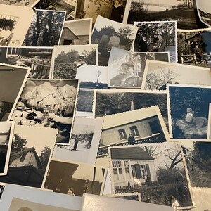 Puede incluir: Una colecci&oacute;n de fotograf&iacute;as antiguas en blanco y negro, algunas con personas, otras con paisajes y otras con edificios. Las fotos est&aacute;n dispuestas en un orden aleatorio y todas son de diferentes tama&ntilde;os.